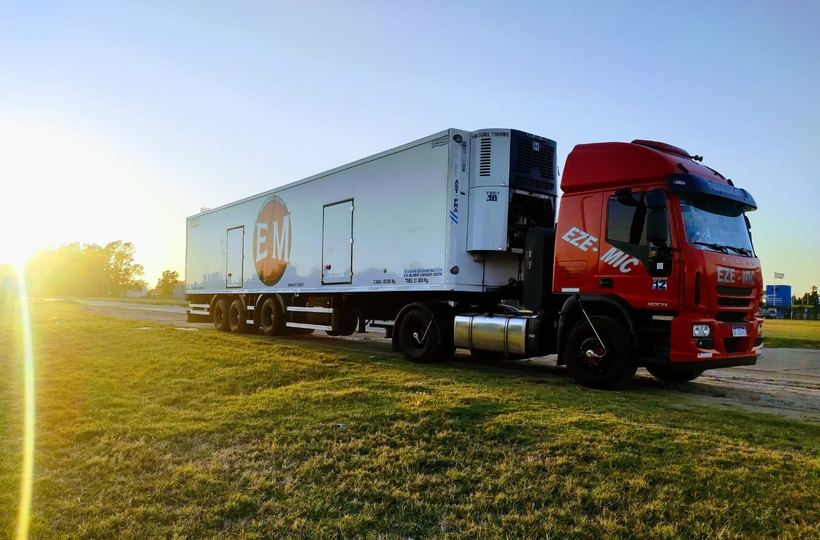 Semirremolque refrigerado EZE-MIC en ruta al atardecer